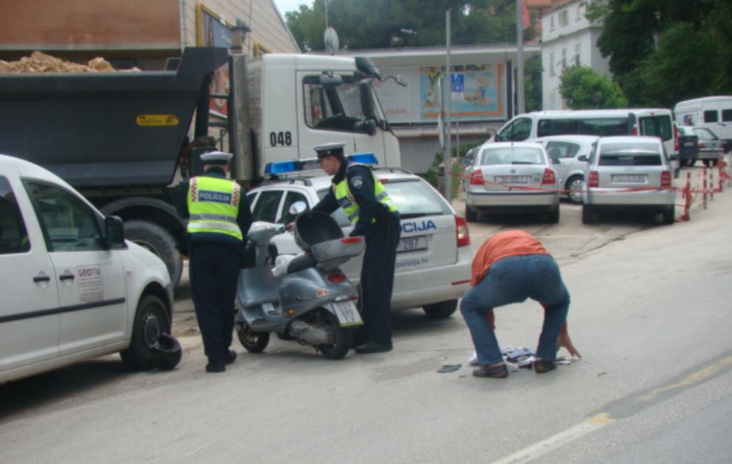 Vozač motocikla podletio pod policijsko vozilo (FOTO)