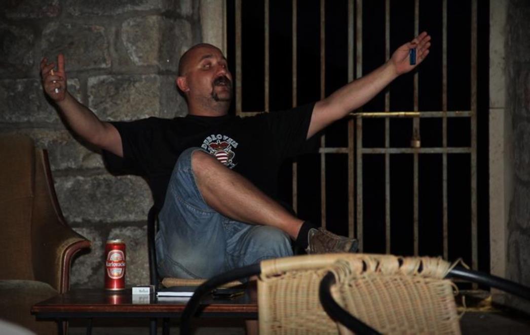 KRULE OPLEO PO MORNARU: DAJTE NARODU POSLA... Pi*ka vam materina kretenska, pun mi vas je *urac!