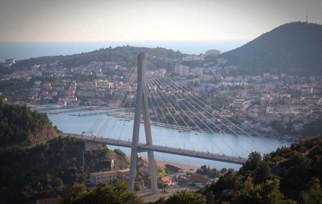 DUBROVNIK U SIVOM OBLAKU: Dim od požarišta u Trnovici
