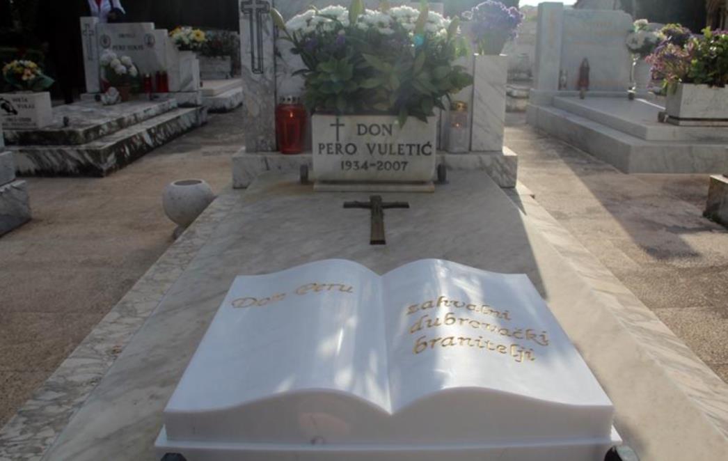 Branitelji Dubrovnika postavili spomen ploču na grob don Pera Vuletića (FOTOGALERIJA)