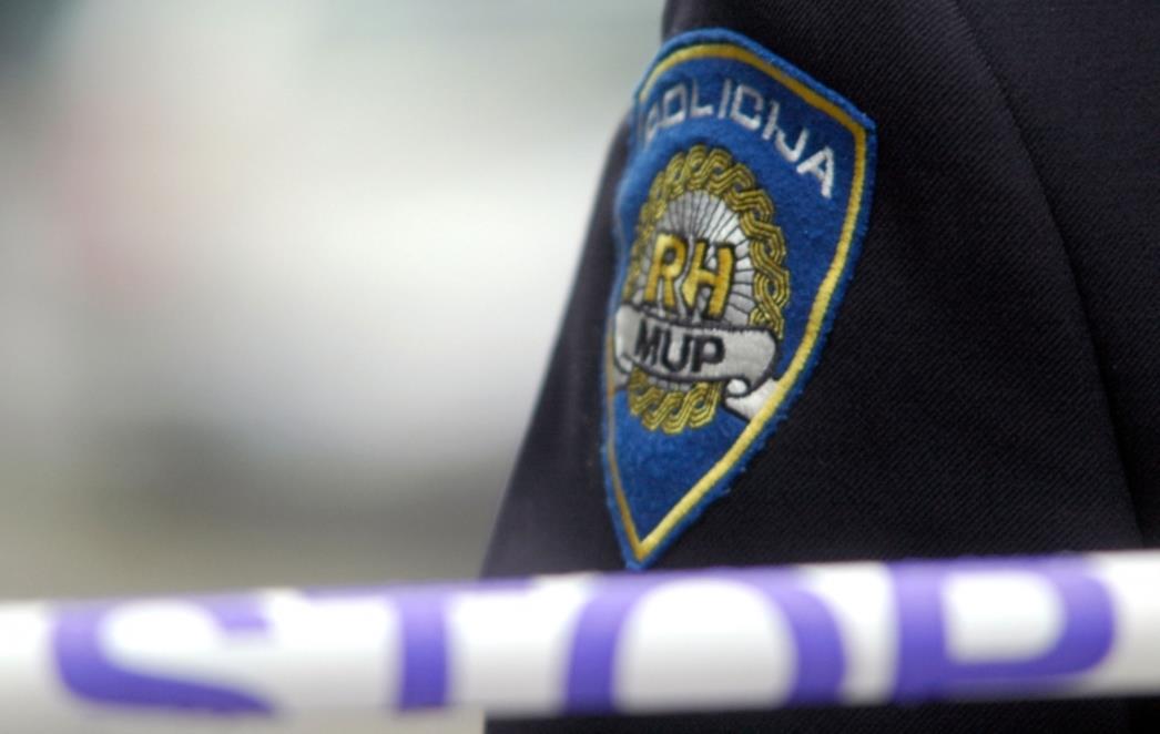 Starica (75) izbacila naoružanog pljačkaša van i pozvala policiju!