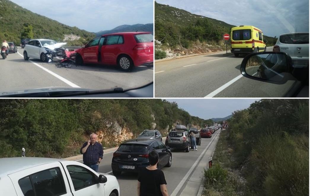 SUDAR KOD SKRETANJA ZA STON U frontalnom sudaru ozlijeđeno više osoba, iz smrskanih automobila izvlačili ih vatrogasci