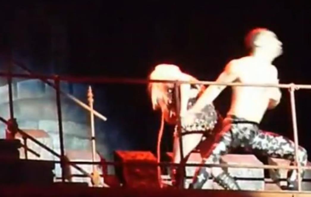 Nakon Biebera i Lady Gaga se ispovraćala na pozornici (VIDEO)