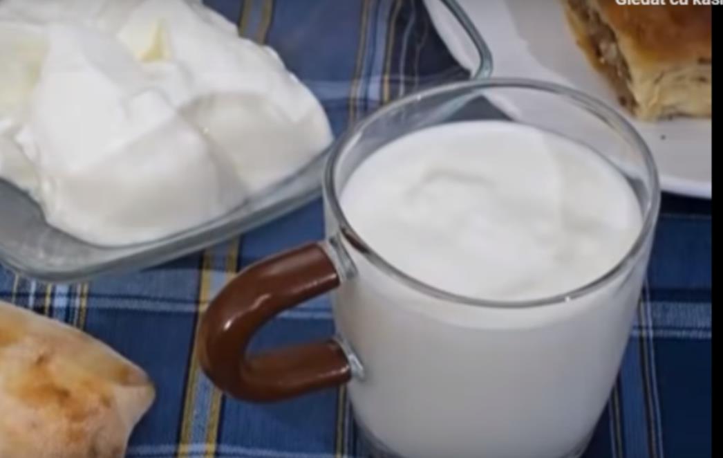 Jeste li primijetili da se na jogurtu ponekad pojavljuje tanki sloj vode? Evo zašto se to događa