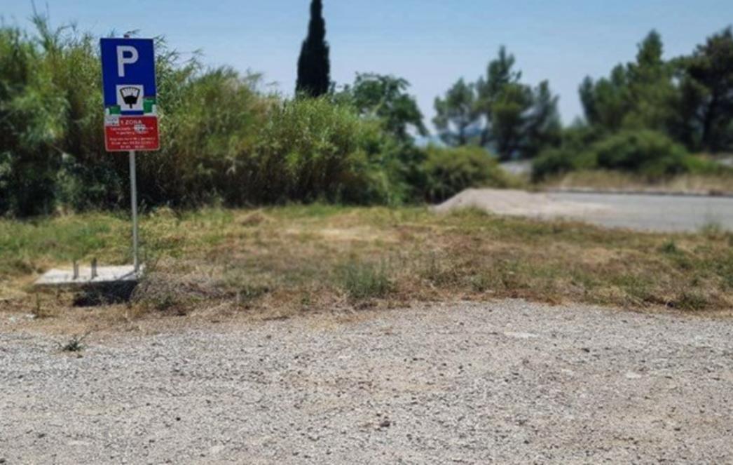 I OVO JE TURIZAM Ovaj parking u Orebiću naplaćuje se deset kuna po satu
