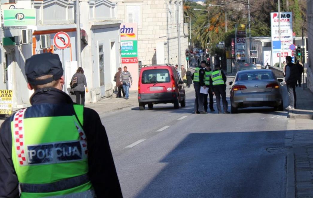 PROMETNA NESREĆA U DUBROVNIKU: Automobilom naletio na pješakinju u Vukovarskoj ulici /FOTO/