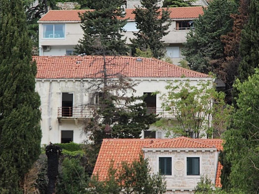 Ovaj hotel u centru Lapada godinama stoji prazan i derutan, sad se prodaje