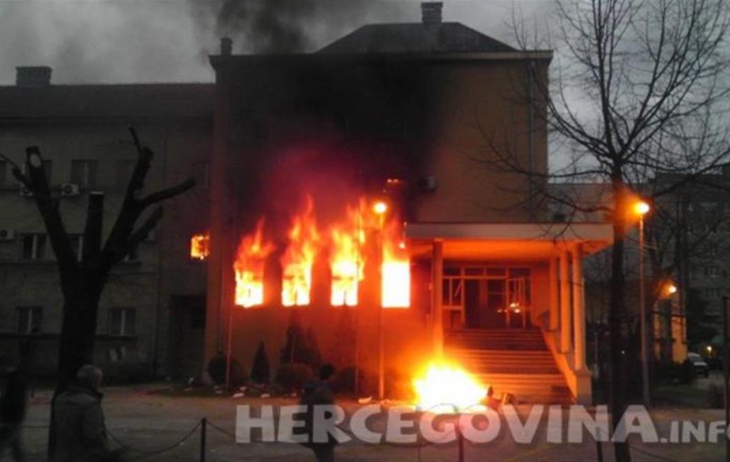 GORI MOSTAR:  Zapaljene zgrade Županijske vlade i Gradska vijećnica (FOTO/VIDEO)