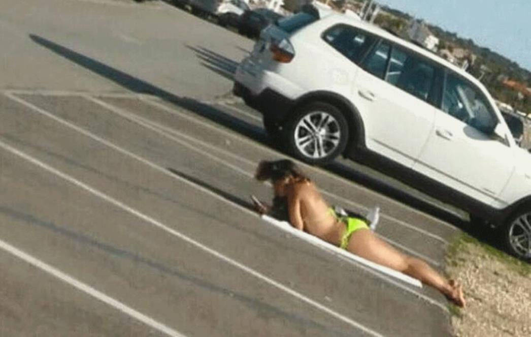 'ONA JE SVOJU  PARKIRALA' Fotografija žene kako se sunča na parkingu izazvala lavine reakcija 