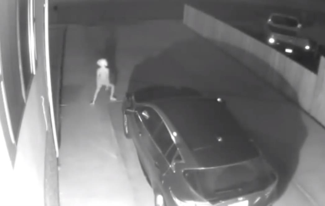  'VIDJELA SAM NEKU SJENU...' Žena nakon misterioznog posjeta zavirila na kameru, ono što je vidjela potpuno ju je prestravilo