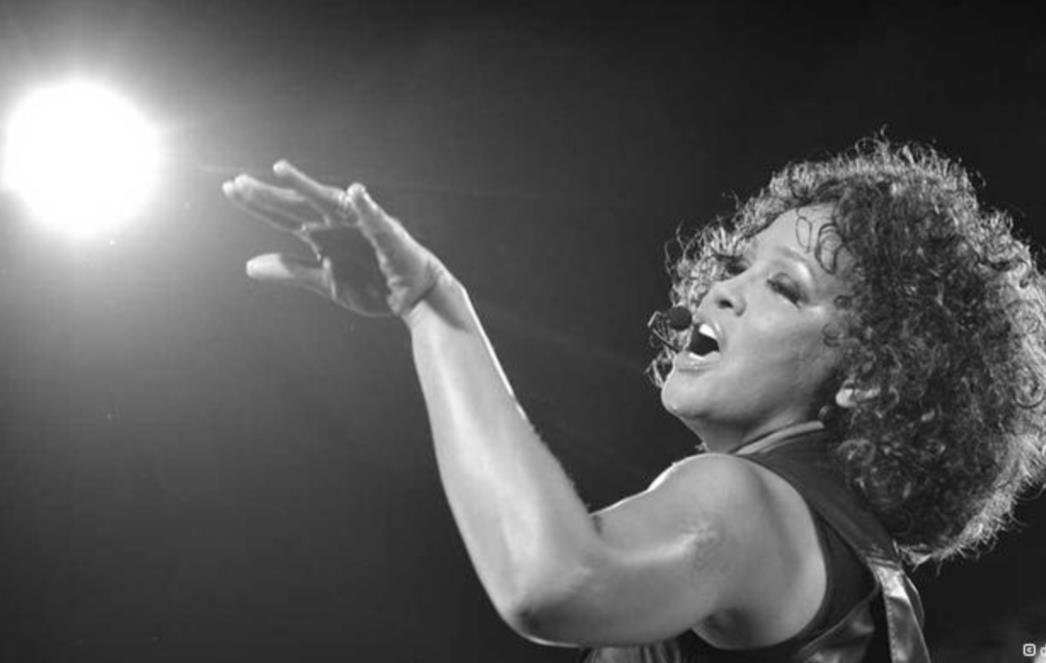 ZAVRŠENA OBDUKCIJA Whitney Houston u plućima imala vodu, sumnja se na utapanje