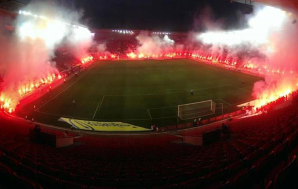 PREKID U PRAGU Navijači Hajduka i Slavije provalili na teren i zapjevali: 'J... Spartu, j.... Dinamo!'