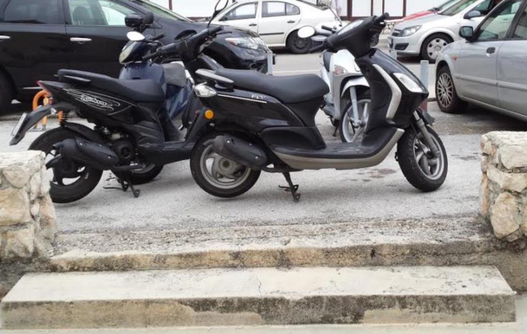 NEVJEROJATAN PRIMJER VOZAČKE BAHATOSTI U DUBROVNIKU: Motorima potpuno blokirali pristup zgradi!