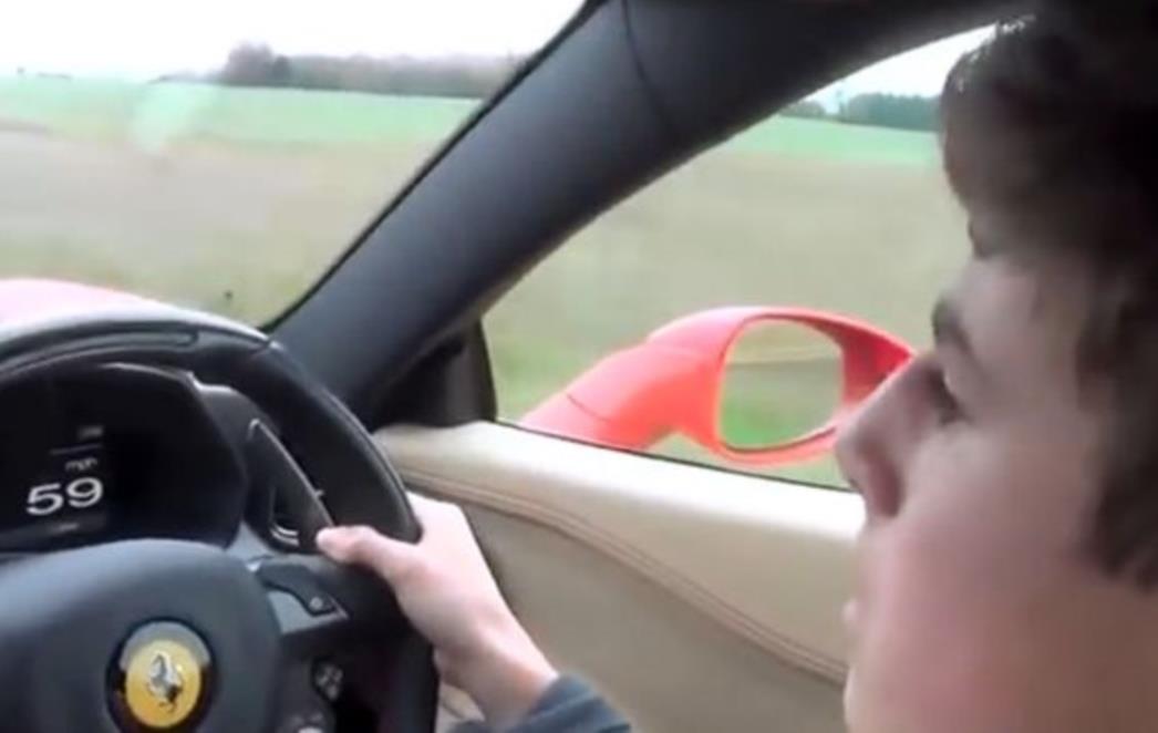 U NAJMANJU RUKU NEPOTREBNO: 14-godišnjem sinu dozvoljava da juri Ferrarijem (VIDEO)