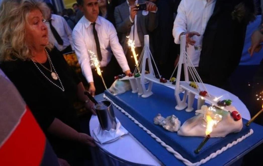 HDZ-ovci na dar dobili ogromnu tortu u obliku  Pelješkog mosta
