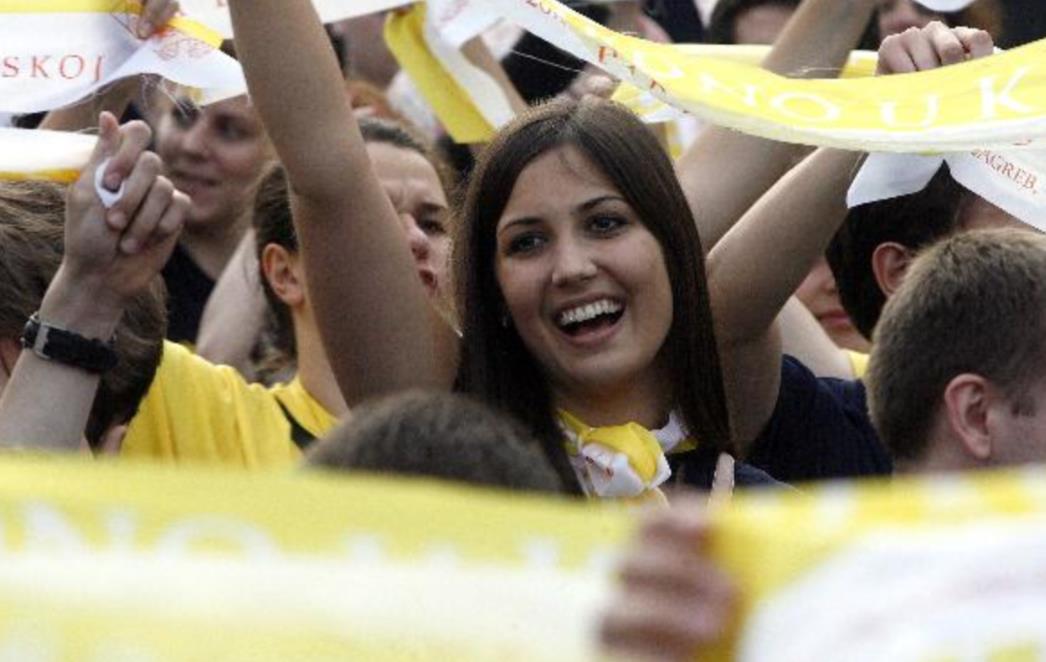 (FOTO/VIDEO) Mladi na Trgu dočekali Svetog Oca: 'Papa mi te volimo'
