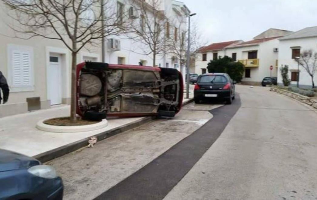 /PRATITE UŽIVO/ BURA DIVLJA PO DALMACIJI: Orkanski vjetar prevrnuo auto, kontejneri završili u moru! /VIDEO/