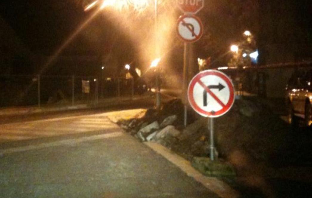 KAMO SKRENUTI? Čudna regulacija prometa iza robne kuće Minčeta!