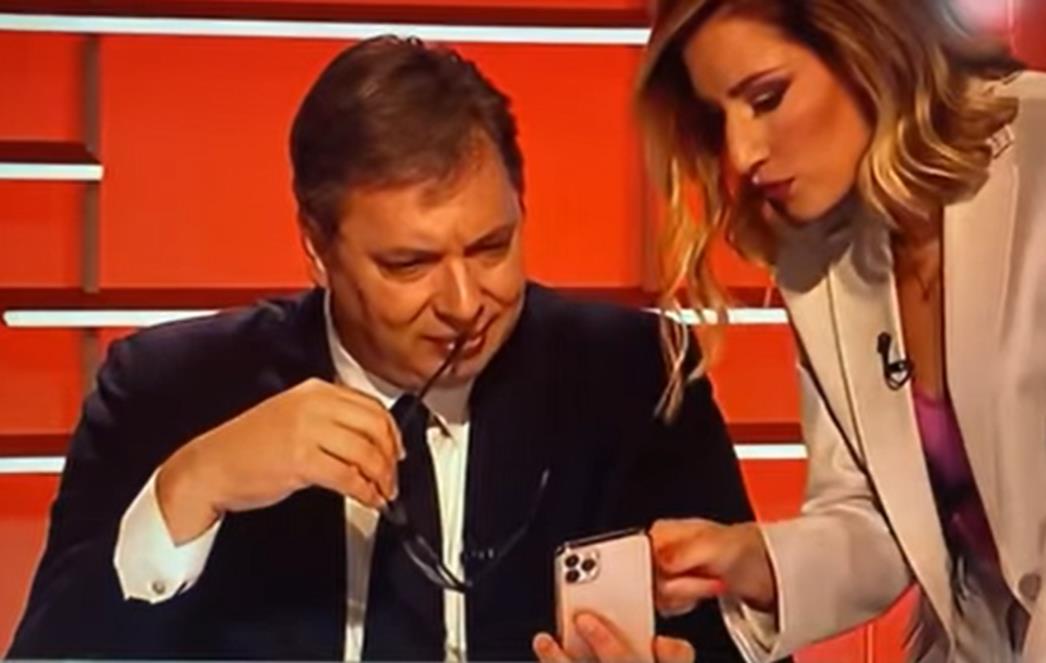 PREDSJEDNIK SRBIJE U NELAGODNOJ SITUACIJI Voditeljica ustala i pokazala Vučiću poruku na telefonu (VIDEO)
