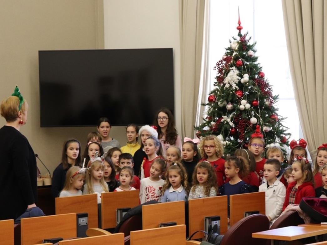 Mali kolendari zapjevali u gradskoj vijećnici