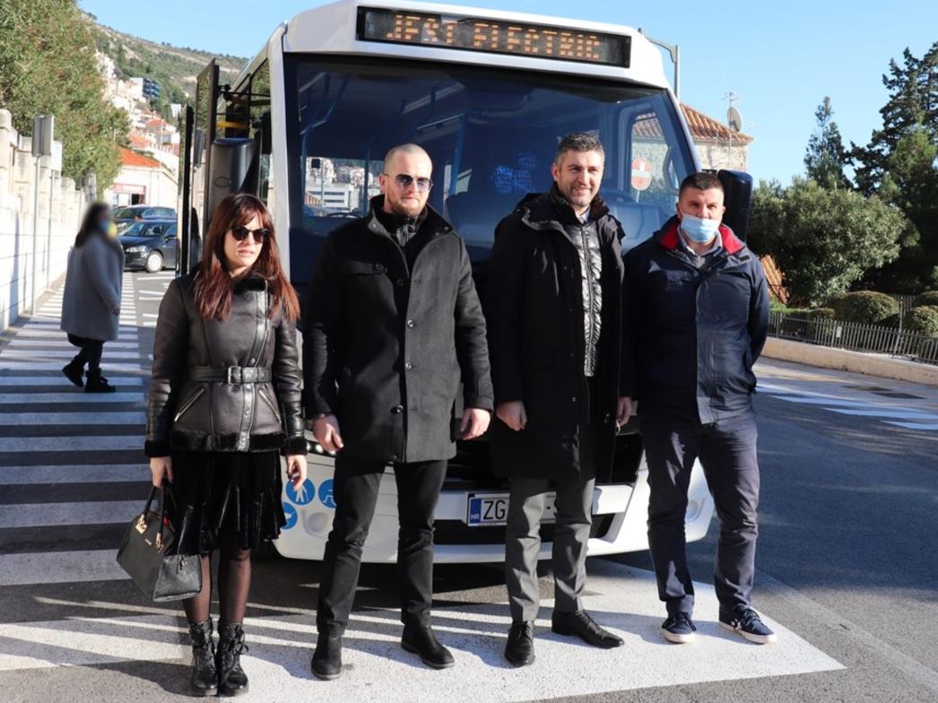 Gradonačelnik Franković na testnoj vožnji električnim mini autobusom