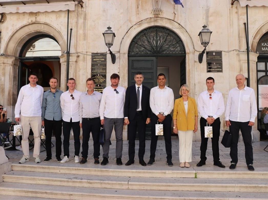 KOD GRADONAČELNIKA: Pituri na prijemu u Gradu