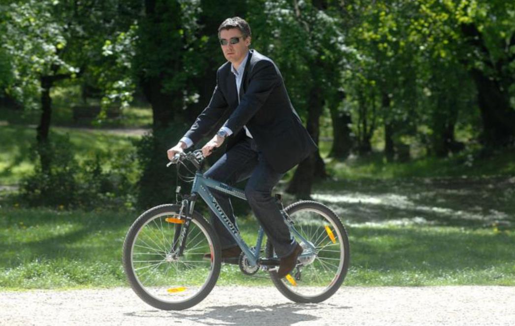 KRITIKE SA SVIH STRANA Na Facebooku pitao Vladu: Zašto premijer vozi u suprotnom smjeru?