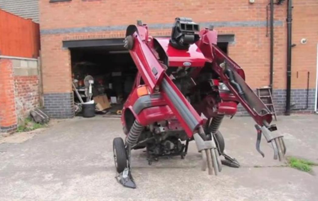 VIDEO DANA: Od starog Forda napravio robota transformera!