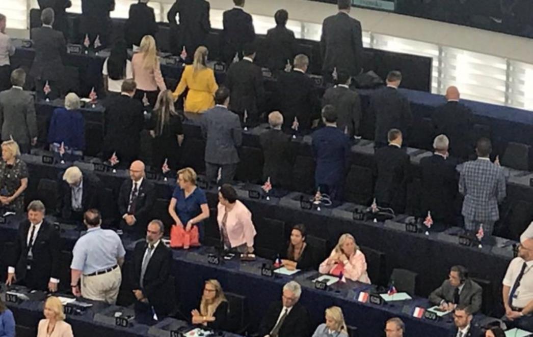 BREXITERI 'PODGRIJALI' ATMOSFERU U EU PARLAMENTU Okrenuli leđa prilikom intoniranja himne