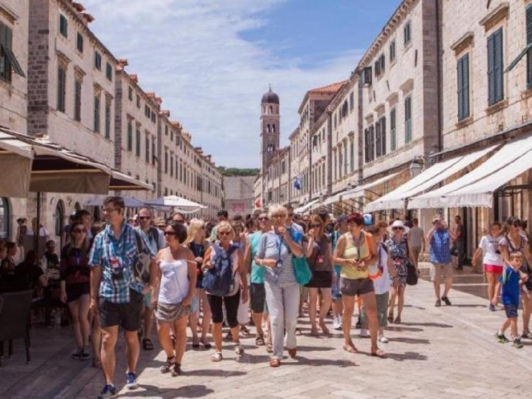 Književnica opisala turiste: Englezima je sve ekselent, Amerikanci non stop laprdaju, a Hercegovac je još za vrime rata kupijo stan 