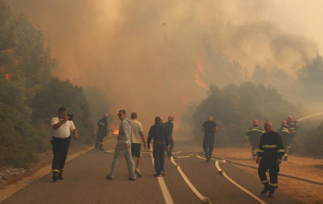 POŽAR NA TRI STRANE U Orebiću se ne nazire kraj, u Neretvi požar i dalje aktivan, a u Konavlima se širi