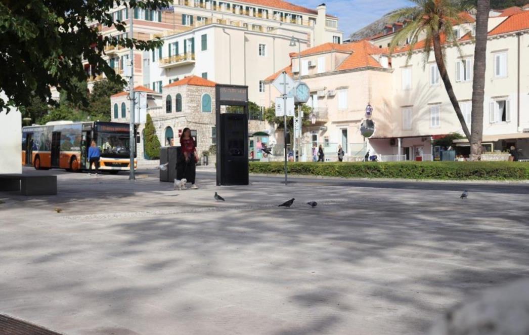 Na ulazu u povijesnu jezgru trojica muškaraca turistima prodavali ampule za šlag s plinom