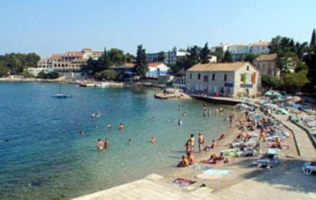 Korčula: Zadobio ozljede opasne po život nakon pada sa visine od oko šest metara