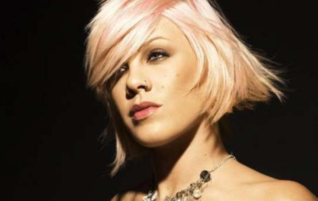 Pink rodila kćer
