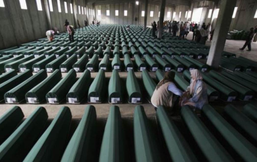 18. OBLJETNICA GENOCIDA U SREBRENICI: Pokop bebe i još 408 žrtava pokolja