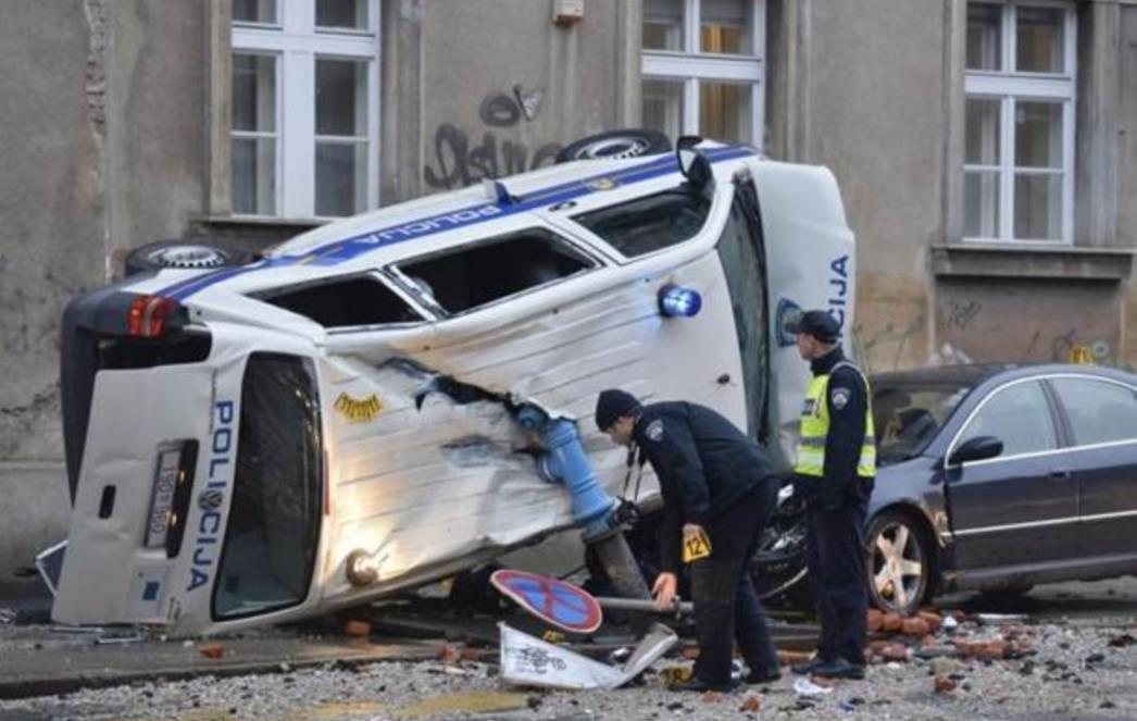 Kolaps u centru Zagreba: Prevrnuo se policijski kombi! Ima ozlijeđenih (FOTO)