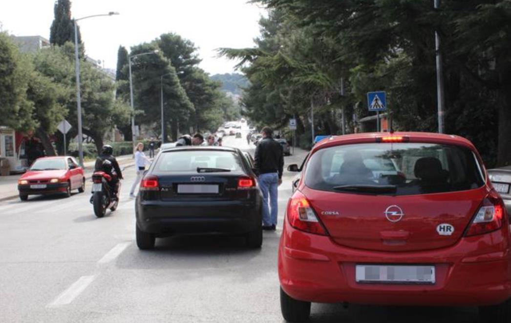 Prometna nesreća na Pošti Lapad (FOTO)