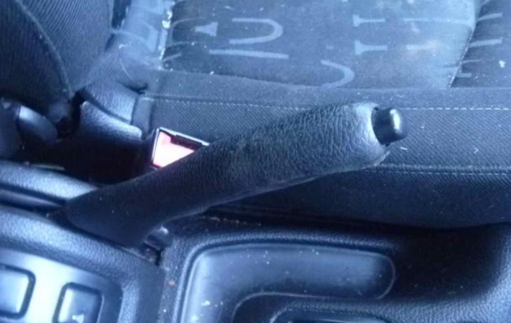 PEUGEOT SE NA VIKTORIJI PREVRNUO NA KROV: 'Pametni znaju čemu služi ručna'