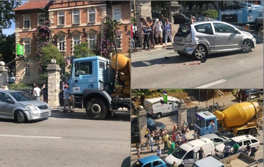SUDARILA SE TRI AUTA I MIJEŠALICA Prometna ispred OTP banke u Gružu
