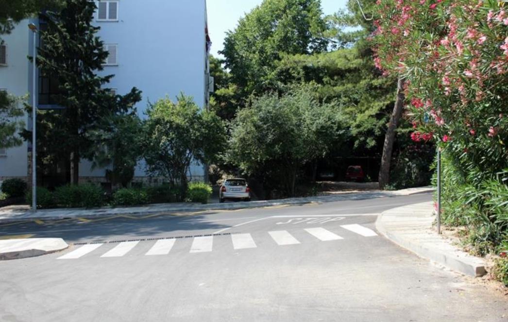 ŠIŠALO SE PRIJE IZBORA, A HOĆE LI I POSLIJE:  Prometni znak na Batali u oleandrima, stranci voze u suprotnome smjeru 