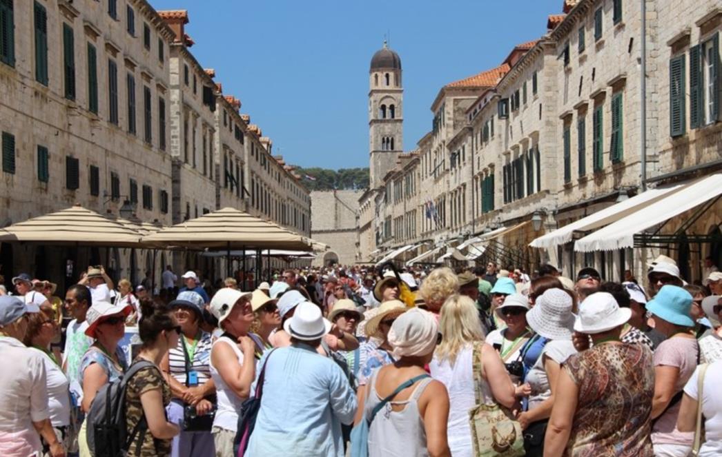 KAKVI SU TURISTI 'Poljaci auto napune do vrha, nose i ubruse, a Ukrajincima je roštilj svetinja'