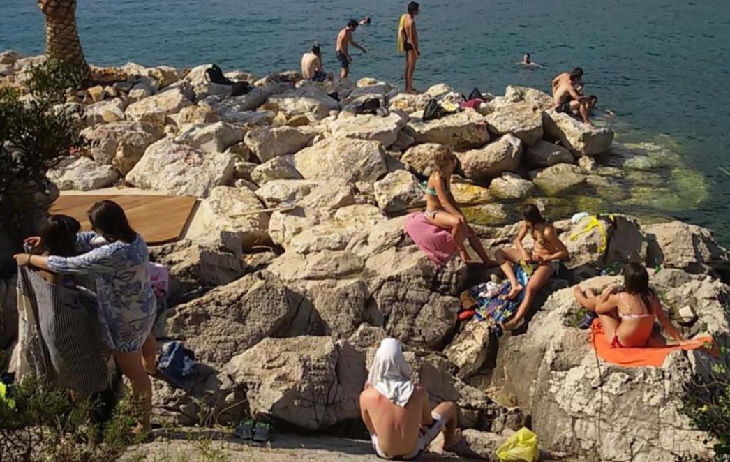 LEGAZ NASTAVLJA BORBU: Masovni dolazak  Dubrovčana na pontu Šiškovo ne uklapa se u planove potkoncesionara Cave! /FOTO/