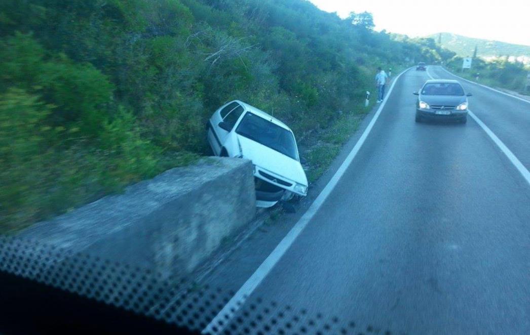 PROMETNA NESREĆA U BLIZINI KONAVALA: Sletio s ceste i zabio se u brdo /FOTO/