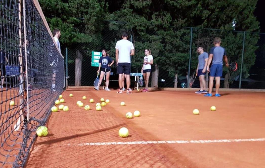 Započela je studentska humanitarna liga u tenisu (FOTO)