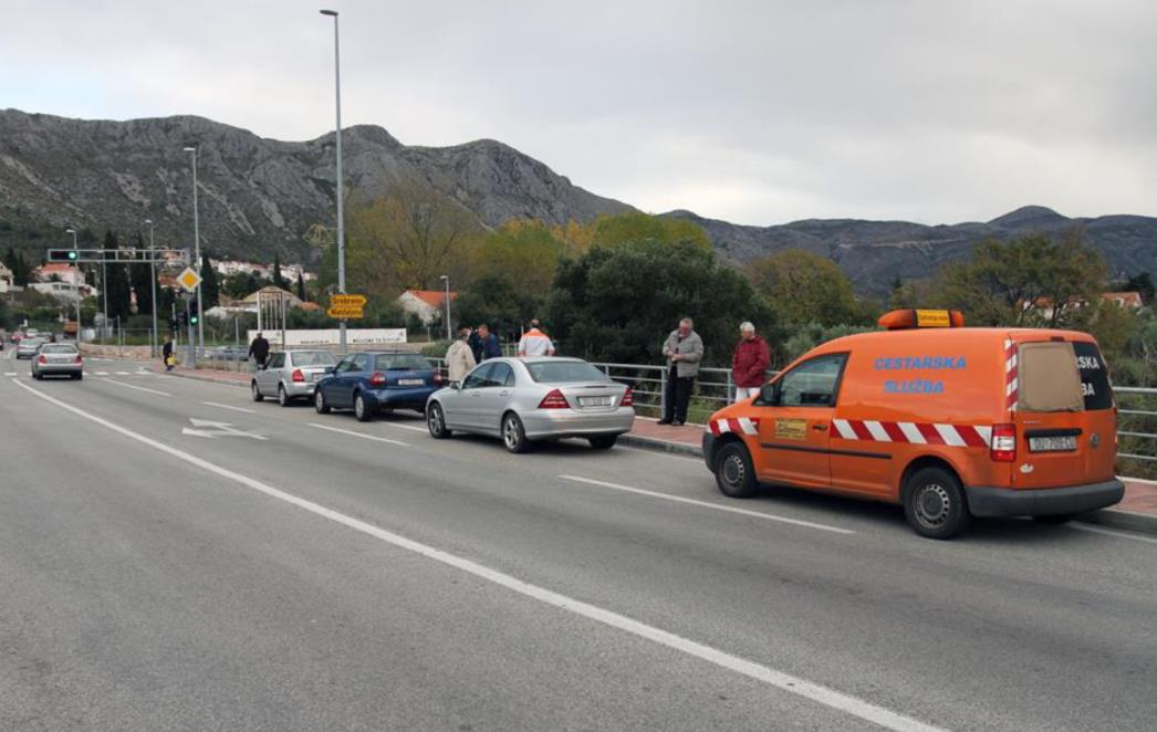 LANČANI SUDAR U ŽUPI DUBROVAČKOJ: Lakše ozlijeđena vozačica (28)