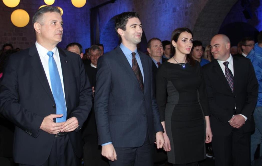 ZAVRŠNI PREDIZBORNI SKUP DUBROVAČKOG HDZ-a: Karamarko pozdravio sve hrvatske branitelje! /VIDEO+FOTO/