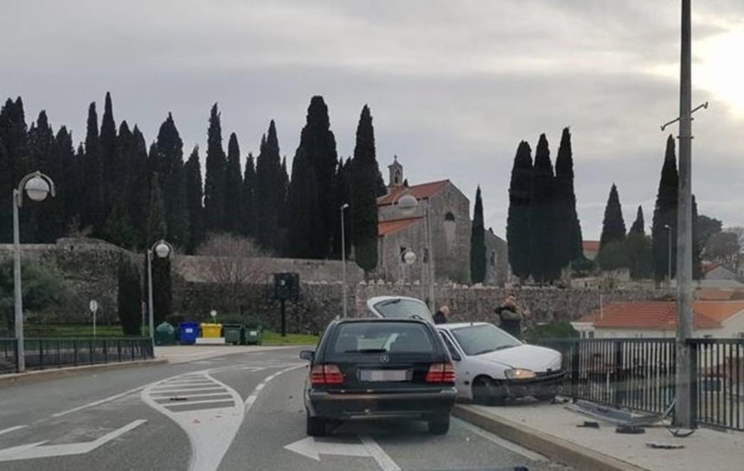 NESREĆA NA SPLITSKOM PUTU U prometnoj sudjelovala 2 automobila