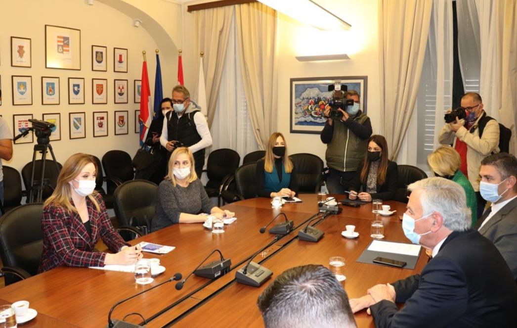 Gradonačelnik Franković na sastanku s državnom tajnicom Središnjeg državnog ureda za demografiju i mlade Željkom Josić