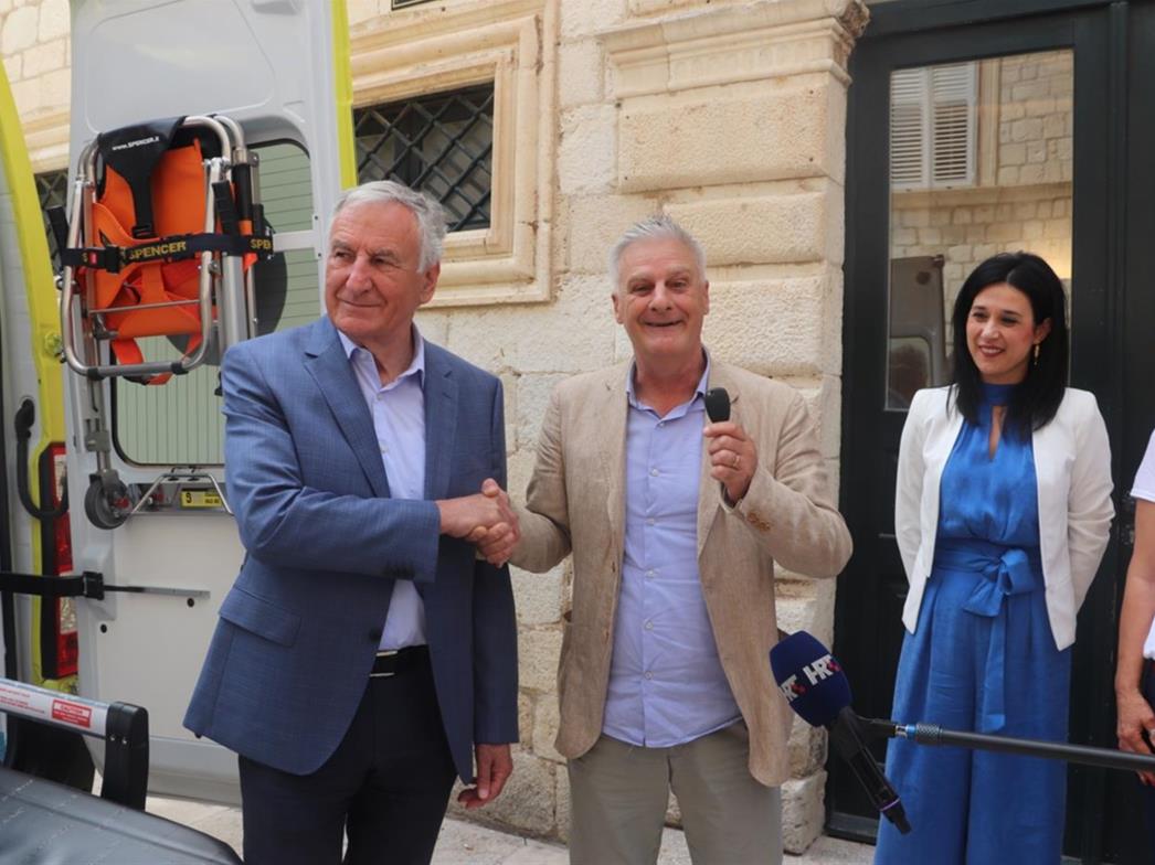 Župan Dobroslavić uručio ključeve novog sanitetskog vozila ravnatelju Doma zdravlja Dubrovnik
