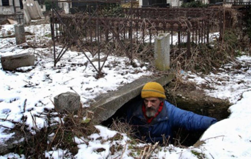 Beskućnici u Srbiji žive u grobovima! 'Ne plašimo se mrtvih, pokojnici te ne mogu uplašiti, već živi'